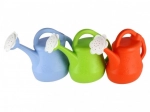 Arrosoir en plastique avec motif fleuri