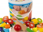Ensemble en bois de fruits et légumes à découper dans un seau