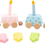 Petit train d’anniversaire en bois avec chiffres et bougies