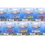 Petite voiture en métal sur carte