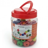 Enfilage de perles en bois