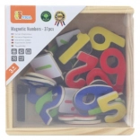 Chiffres magnétiques en bois dans une boîte