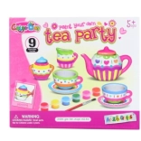 Peinture d’un service à thé en céramique pour enfants