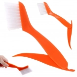 Brosse avec grattoir pour nettoyer les fentes et les rainures