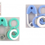 Hochet épingle et forme en huit dans une boîte